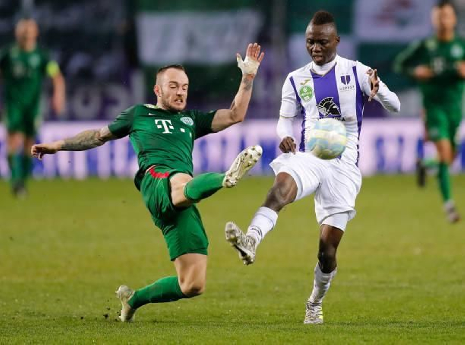 Nwobodo, autor del cuatro gol del Ujpest.