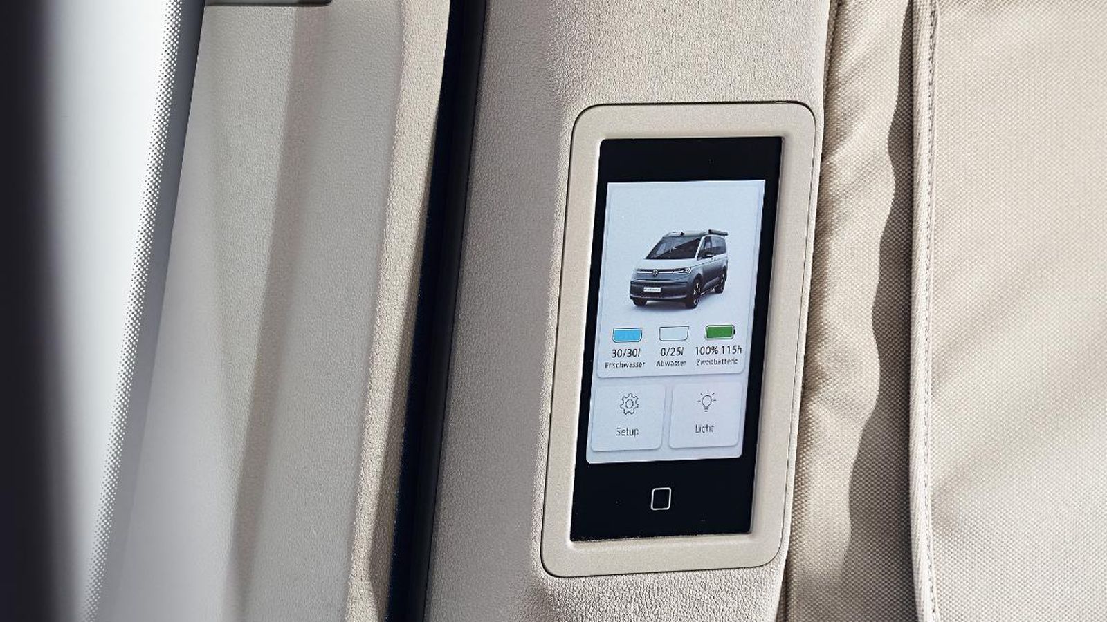 En el pilar C, como si de un smartphone se tratase, está la nueva pantalla de control de diferentes funciones para los niveles más altos de esta camper.