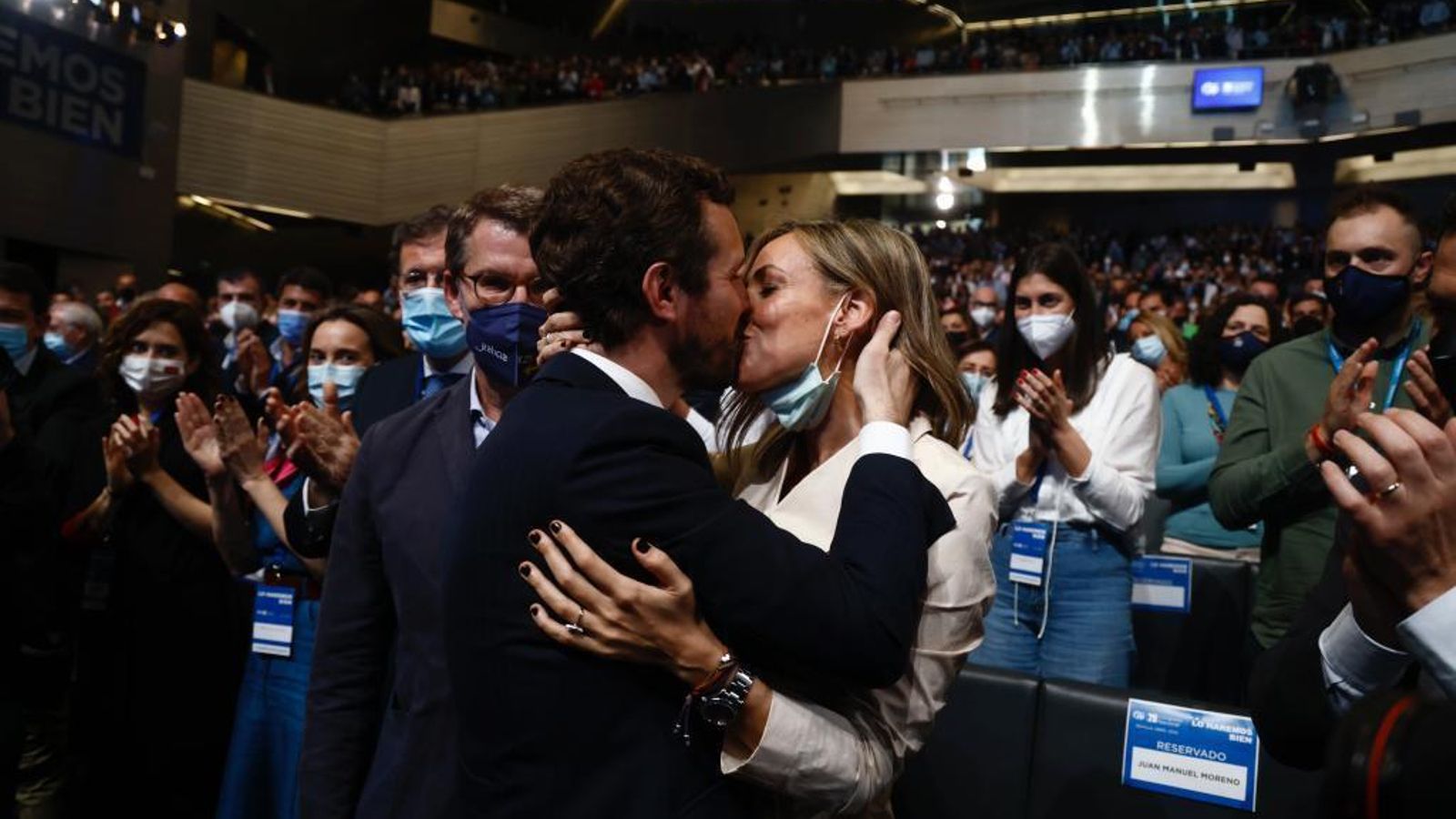 Casado besa a su esposa, después de intervenir en el congreso.