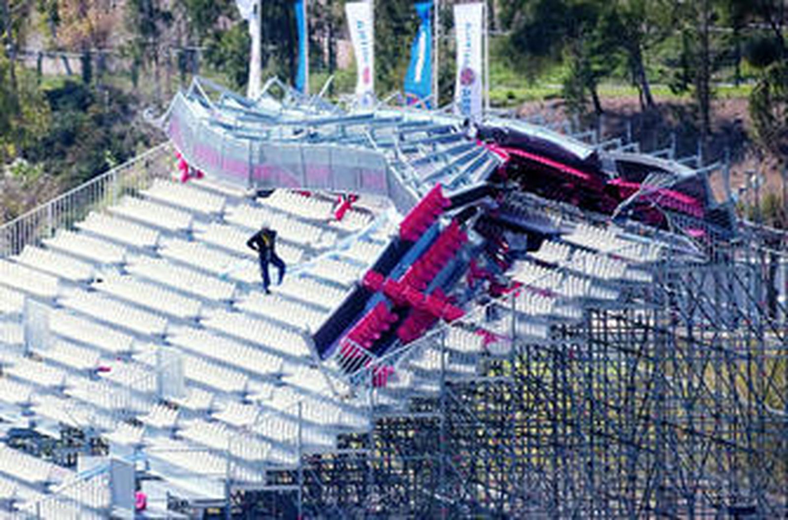 Un operario contempla los desperfectos producidos por el viento.