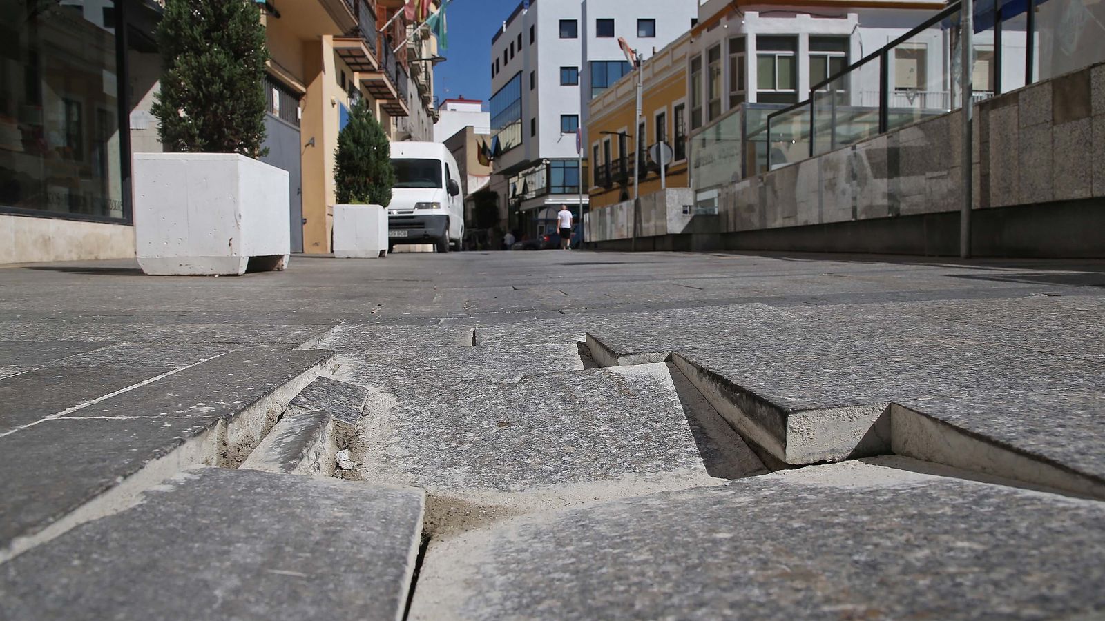 Losetas rotas en la calle Muñoz Cobos de Algeciras.