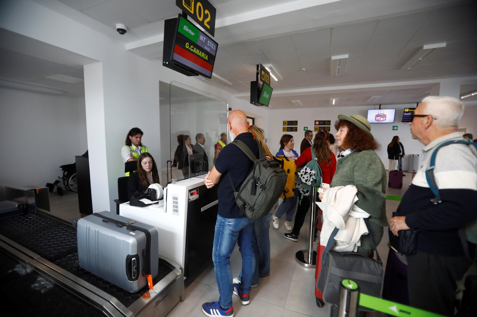 El aeropuerto de Córdoba recibe el primer vuelo de Binter desde Canarias, en imágenes