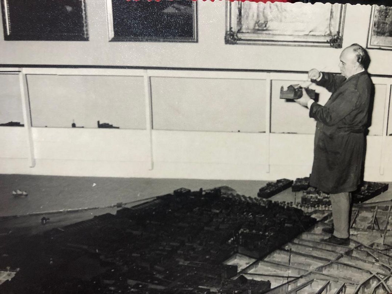 Manuel Pájaro, limpiado una de las piezas de la maqueta de Cádiz de Carlos III en el actual museo de Las Cortes, de cuyo mantenimiento se encargó desde 1964 hasta 1981.