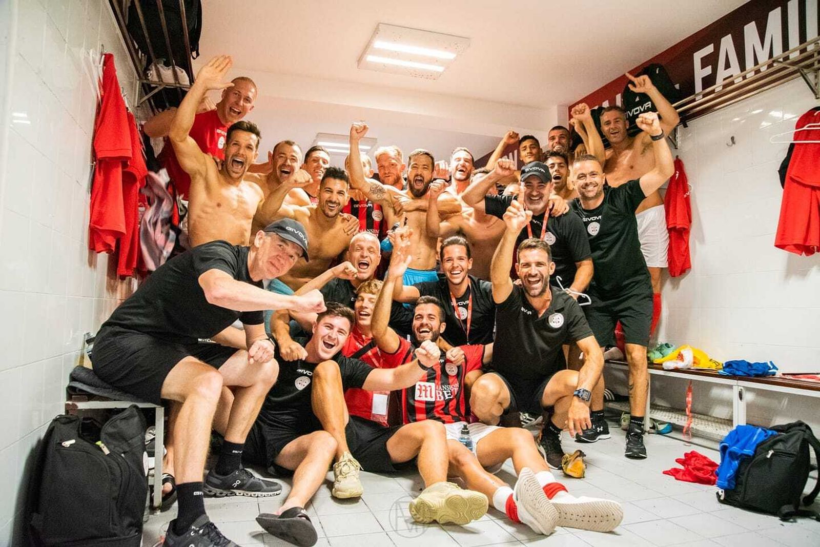 El vestuario del Lincoln celebra su clasificación.