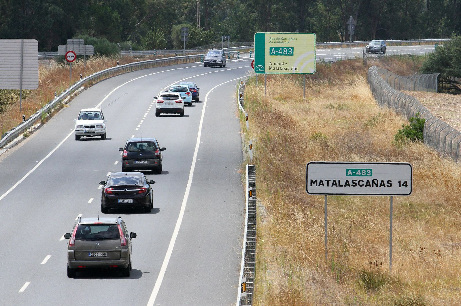 La carretera A-483, que conecta Almonte con Matalascañas.