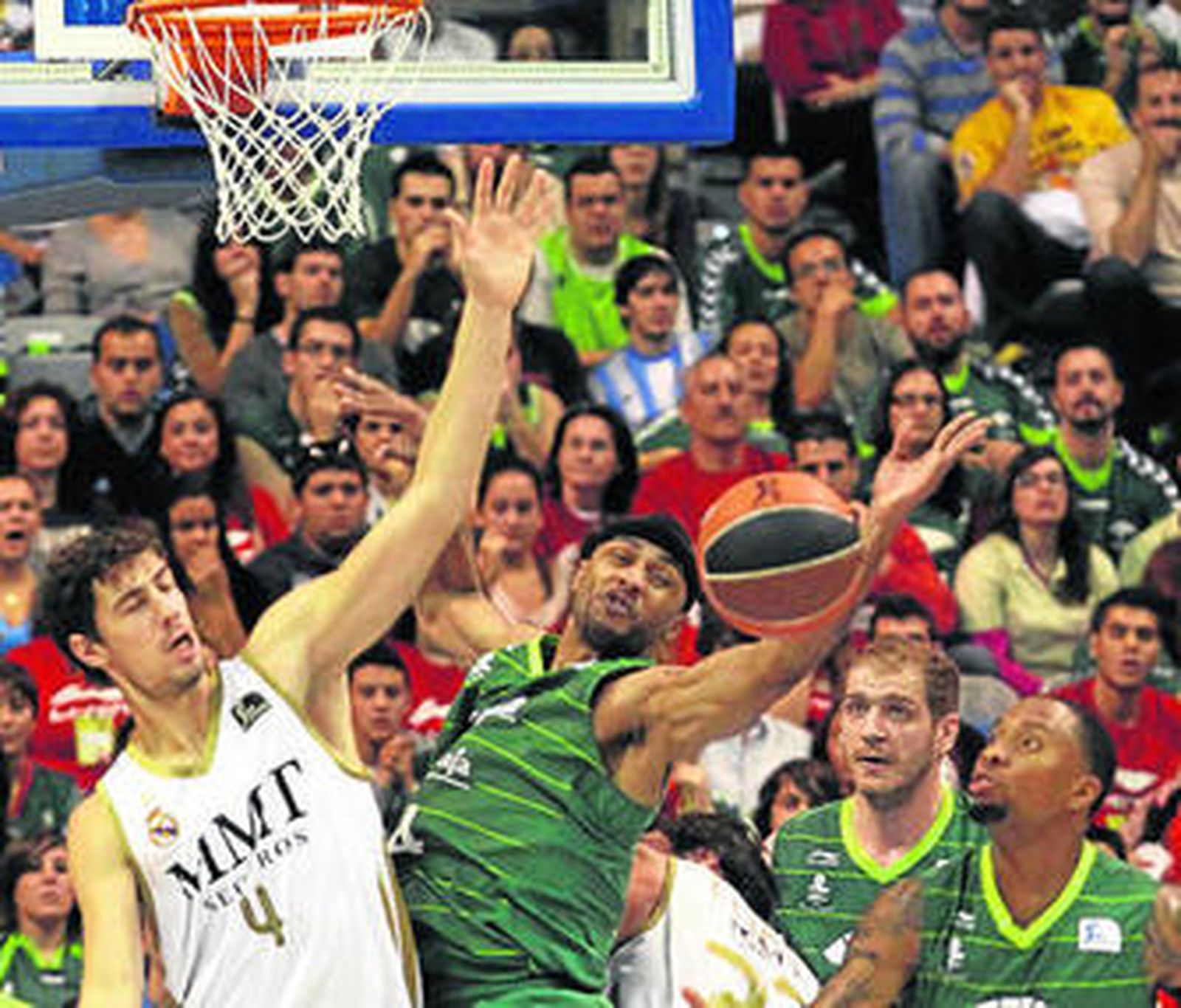 Una pugna del último Unicaja/Madrid de la Liga Endesa.