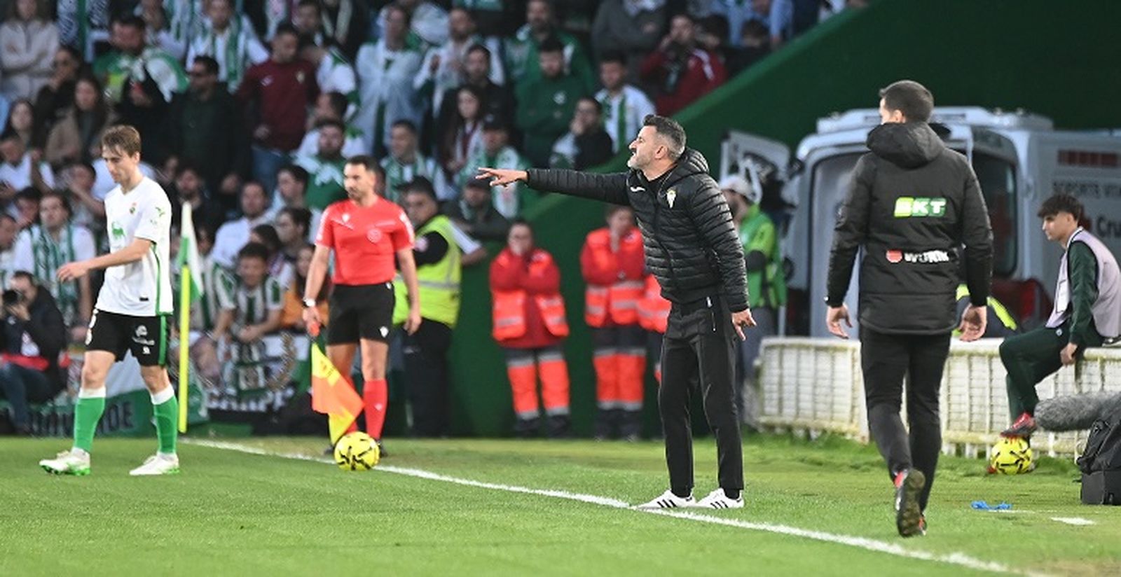 Iván Ania da órdenes durante un lance del partido.