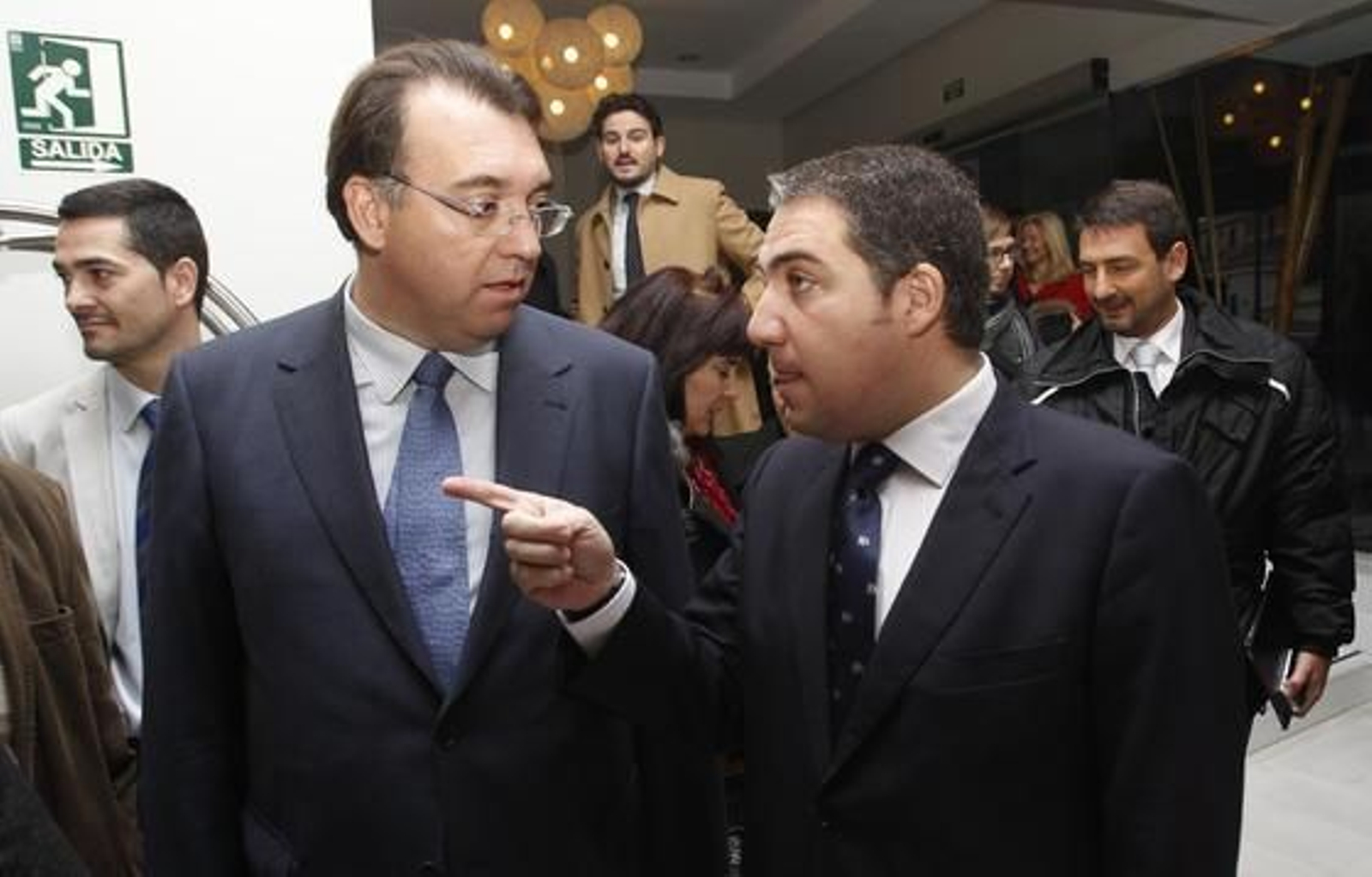 Elías Bendodo y Arturo Bernal, presidente y gerente del Patronato de Turismo de la Costa del Sol, charlan momentos antes del comienzo del Foro Málaga Hoy en el hotel Vincci Posada del Patio de Málaga

Foto: Reportaje gr?co: Migue Fernandez y Sergio Camacho