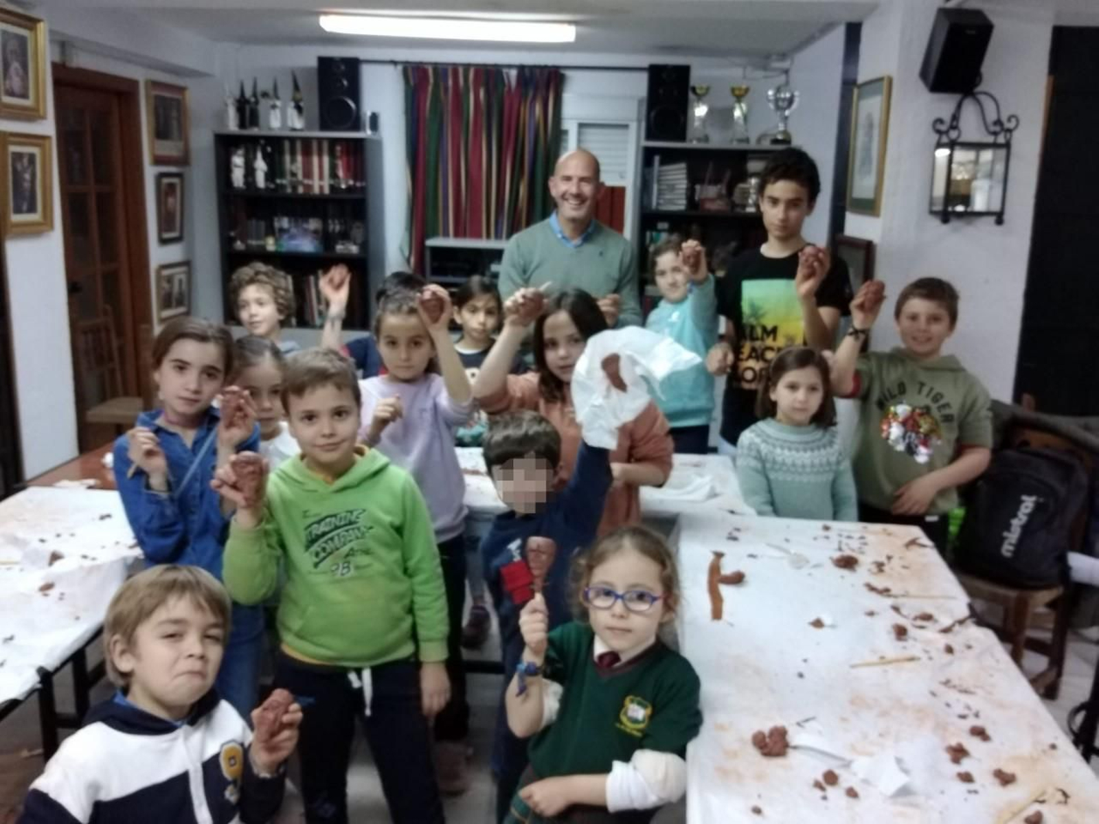 La Hermandad de la Vera Cruz organiza un taller de modelado para los más pequeños