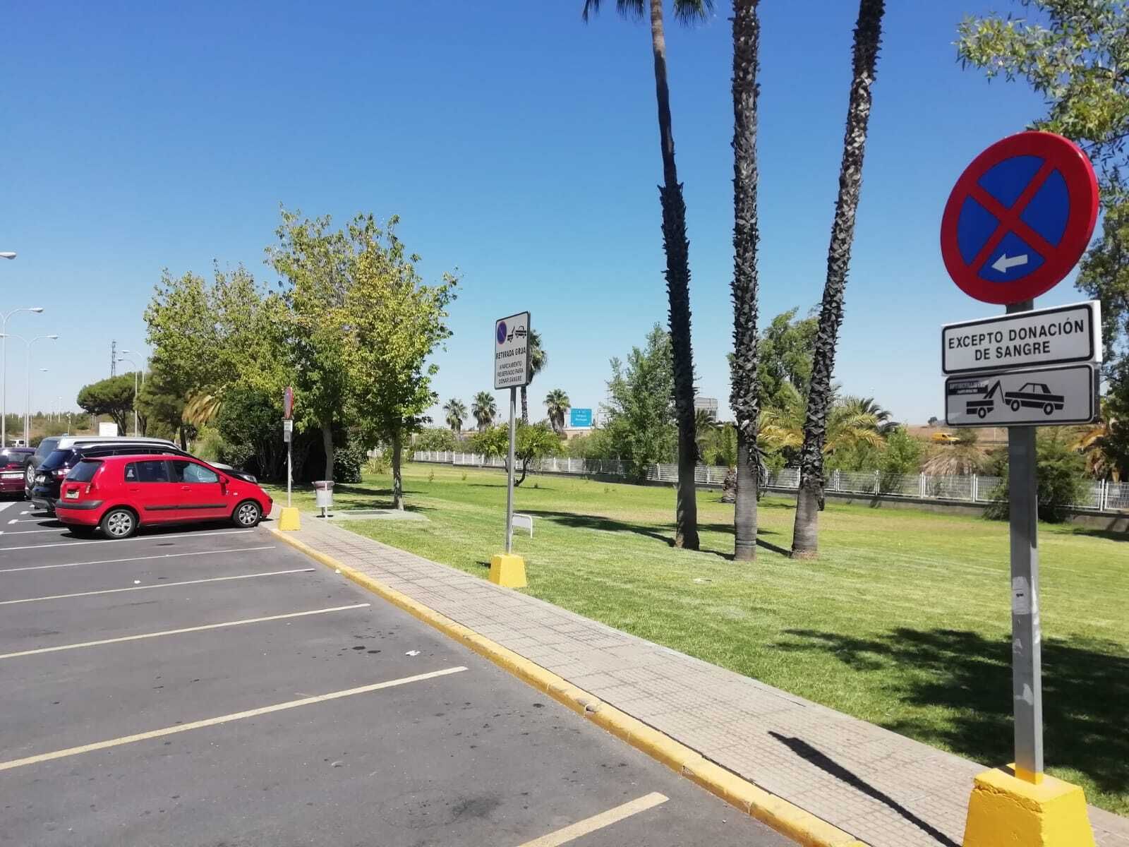 Párking para donantes en el Centro de Transfusión de Huelva.