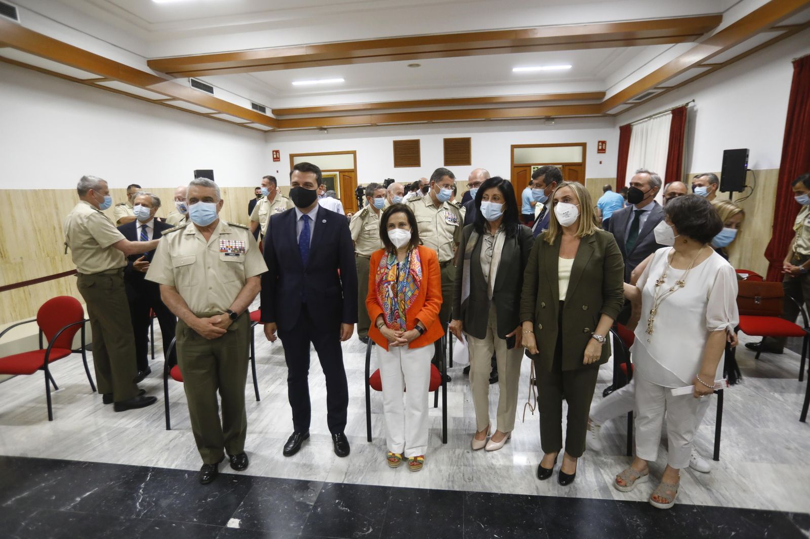 La visita de la ministra de Defensa a Córdoba para conocer la base logística del Ejército, en fotografías
