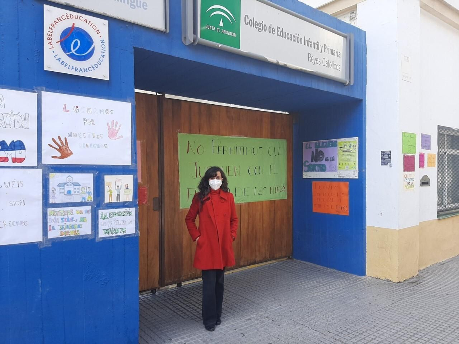 América Pérez Invernón, coordinadora del Proyecto de Bilingüismo, a las puertas del Colegio Reyes Católicos.