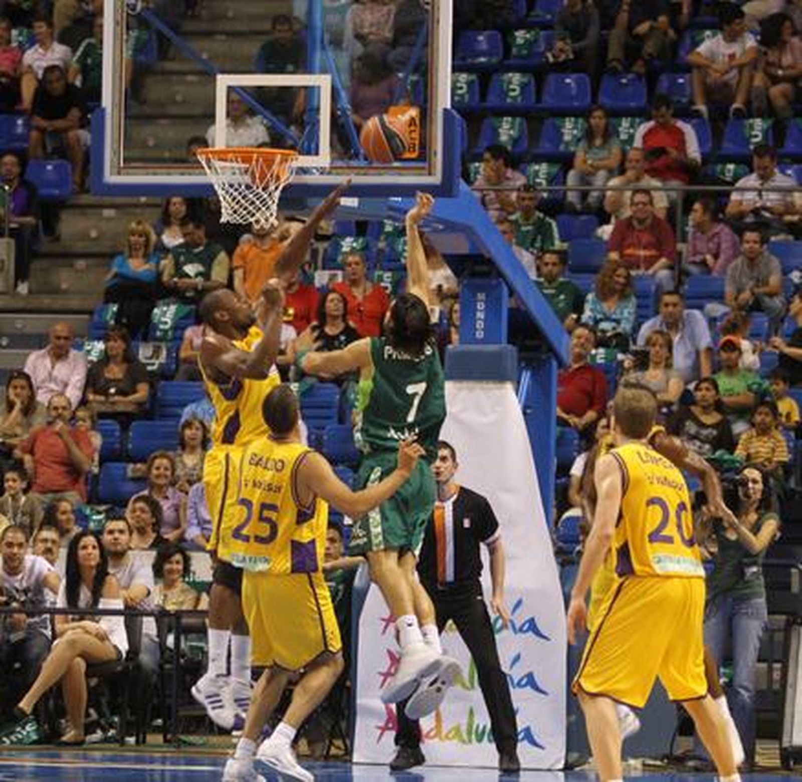 El Unicaja saca la visa virtual para los 'play off' por el título con una convincente victoria ante el Blancos de Rueda (88-58).