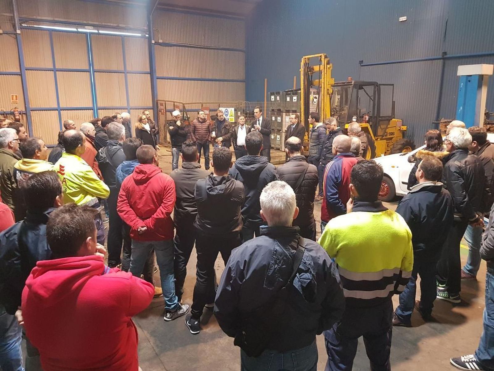 Asamblea de los trabajadores celebrada en la tarde de ayer en las instalaciones que la empresa tiene en la capital.