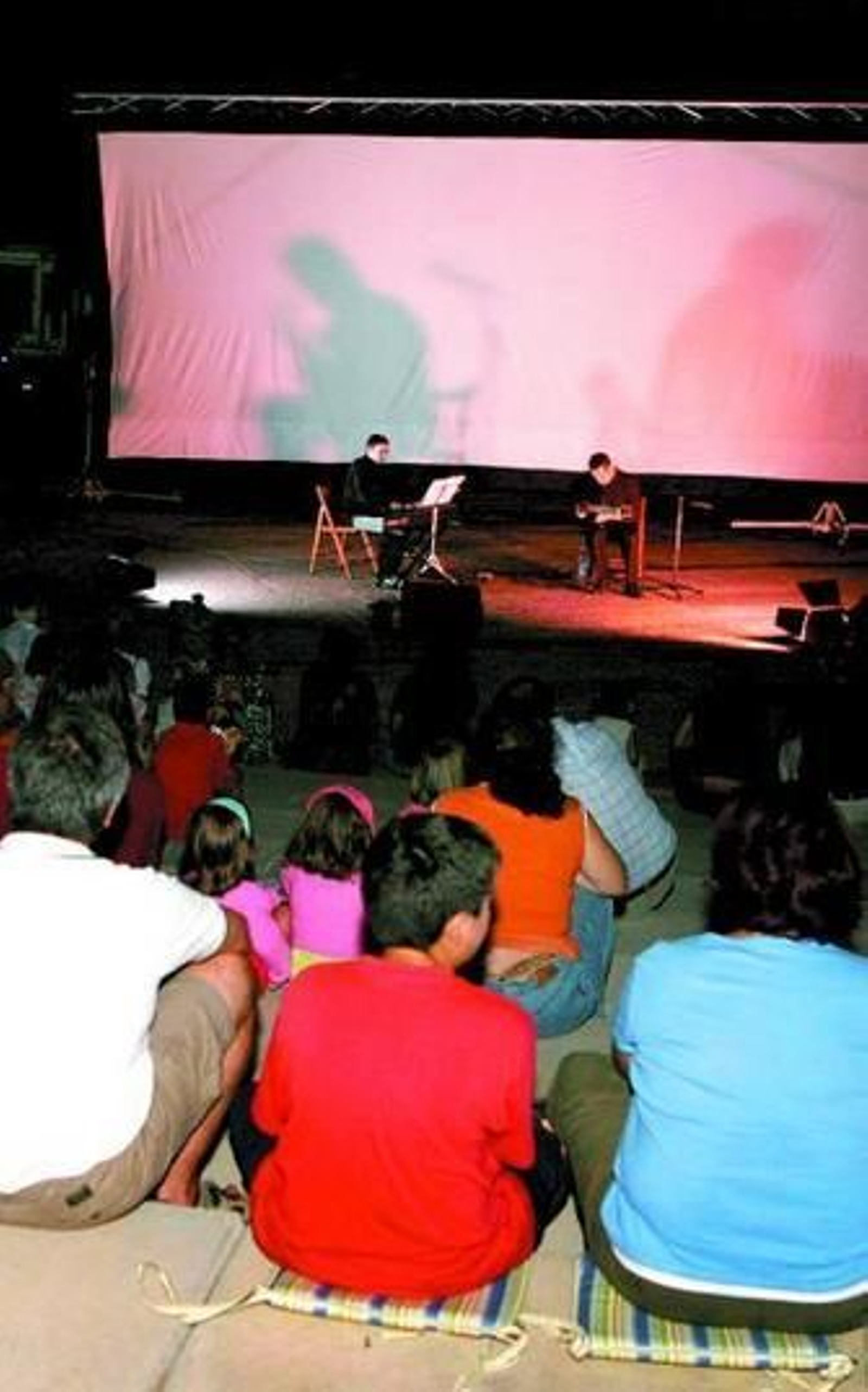 Actuación musical 'A cielo abierto' en el barrio de Retamar.