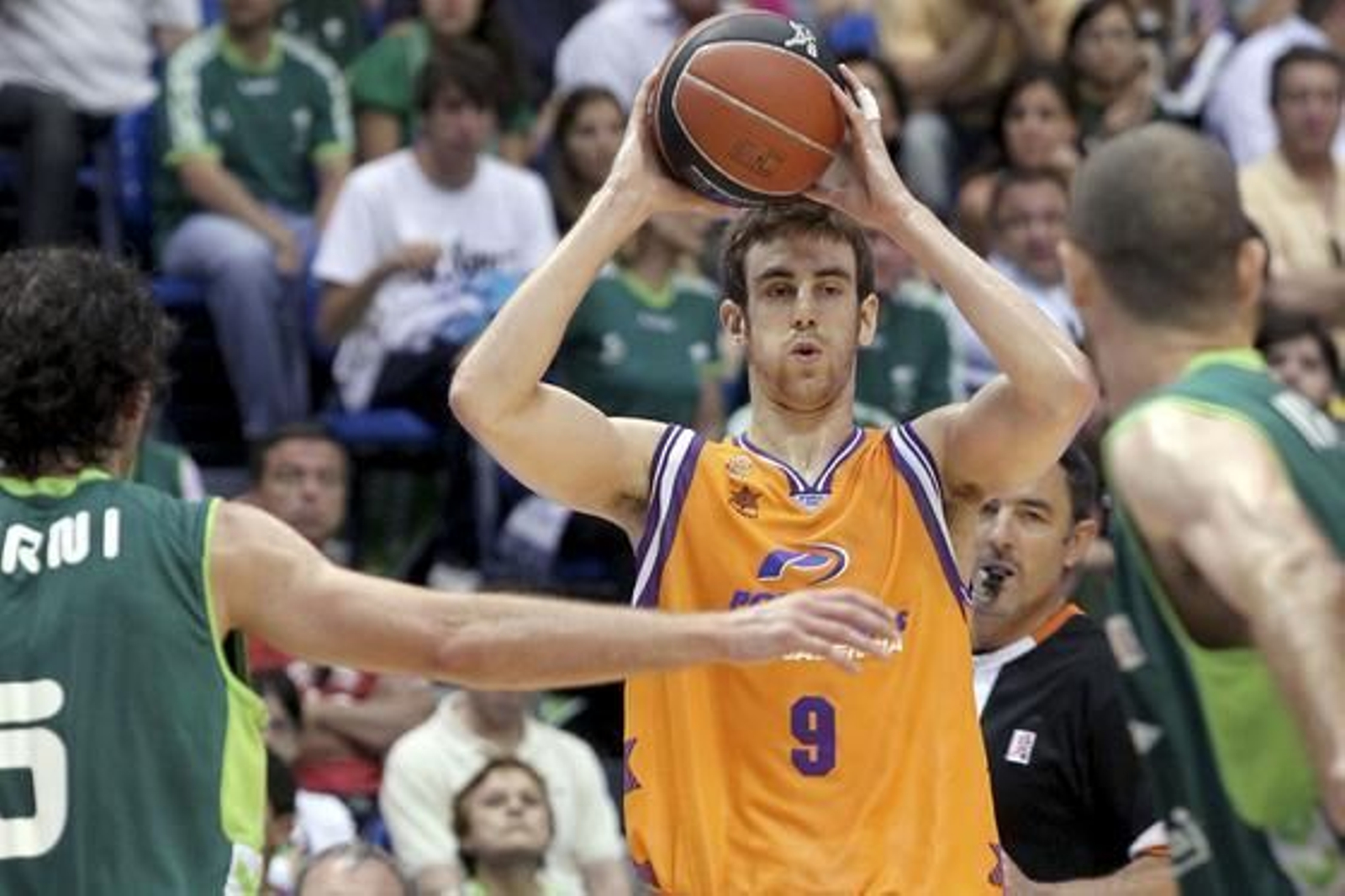 El Unicaja se mete en semifinales de los play-off de la ACB tras ganar en dos partidos al Power Electronics Valencia. / EFE
