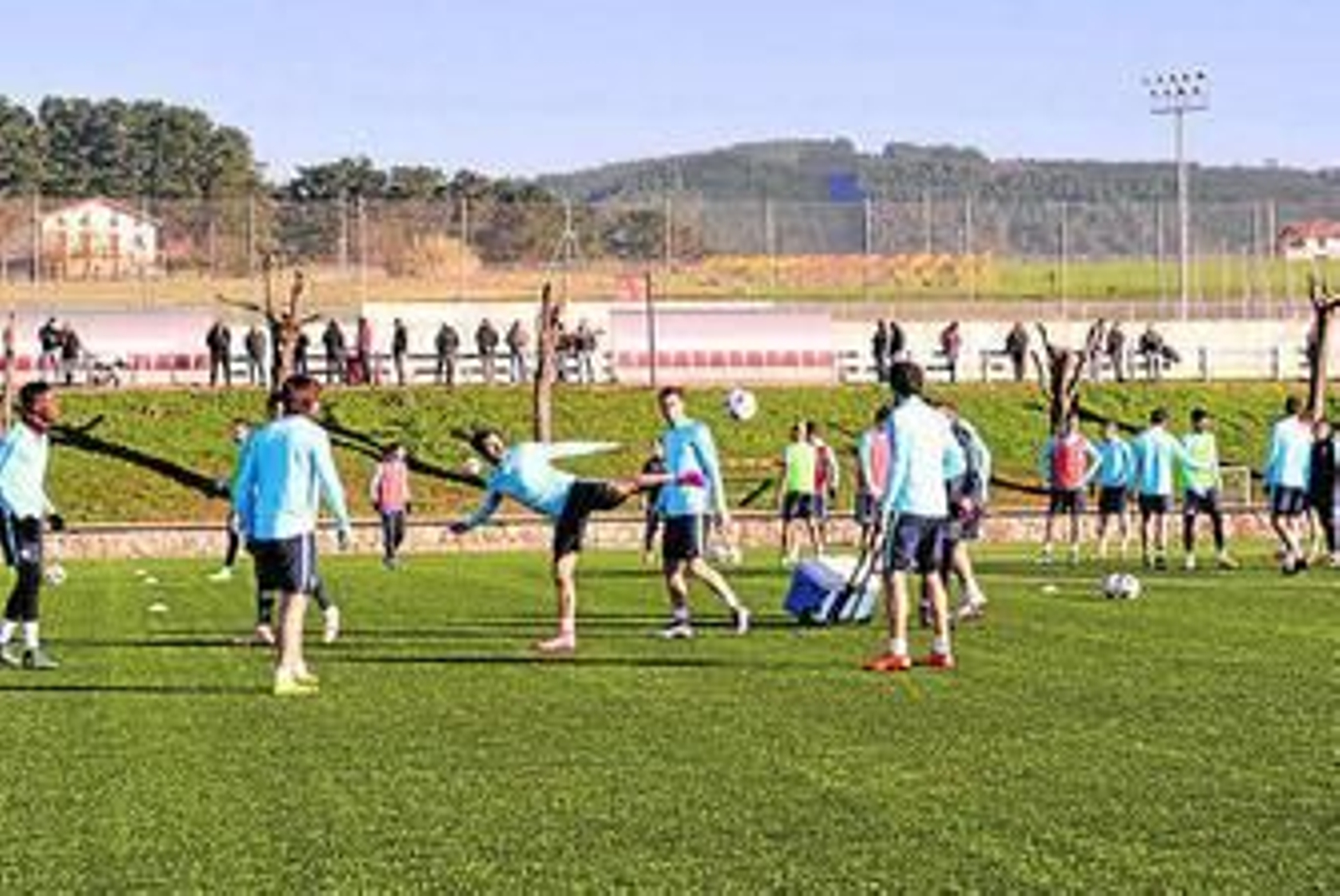 Jugadores del Athletic comienzan la sesión sobre césped sintético.