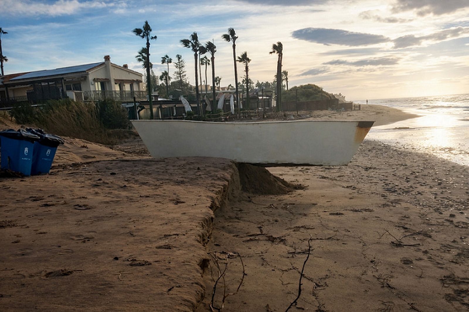 Una cuba con restos retirados de la costa.