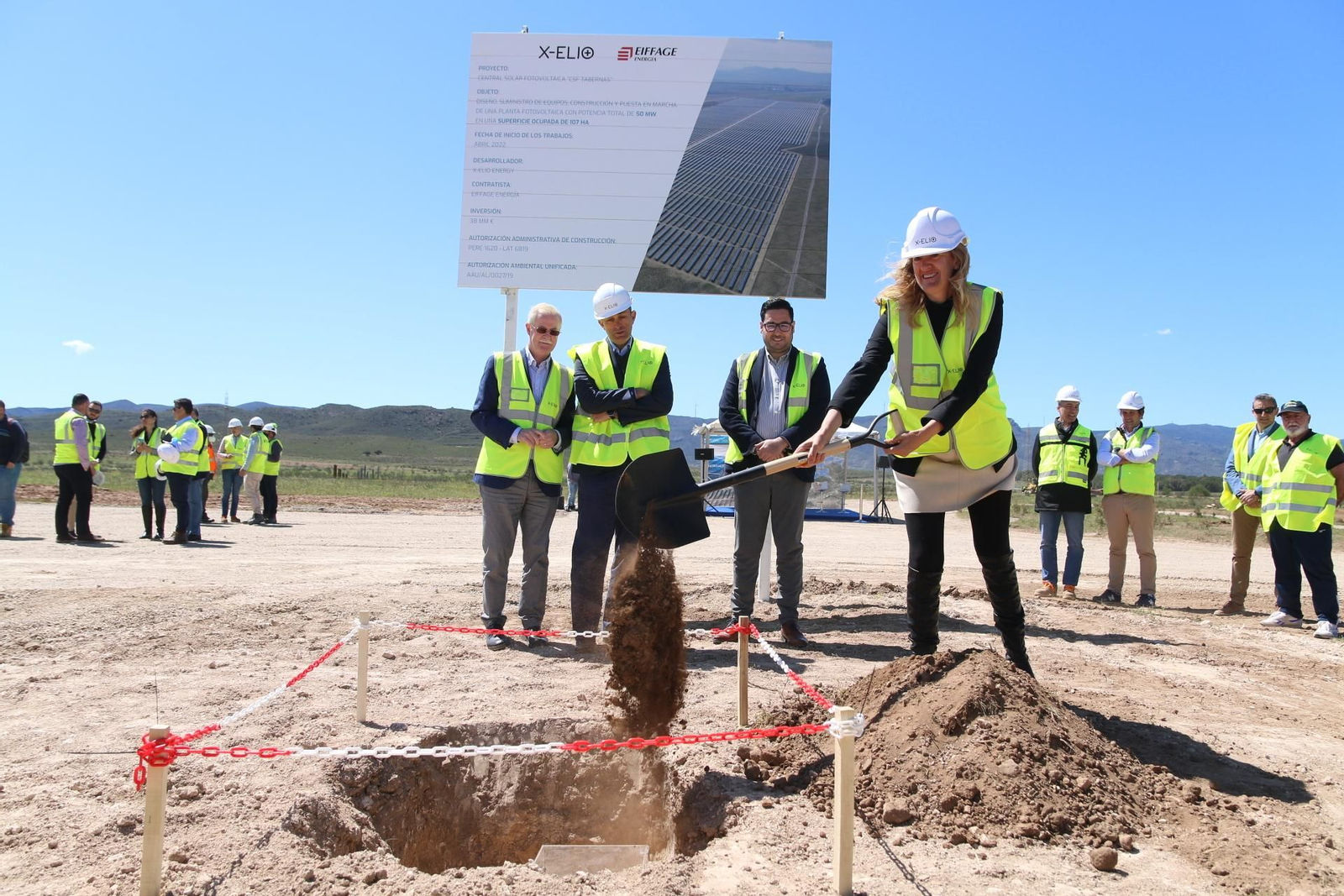 Lla Country Manager de X-ELIO en España, Arancha Martínez, con la pala en el acto de la primera piedra y, atrás, el alcalde de Lucainena, Juan Herrera, el director de Operaciones de X-Elio, Fernando Lacaci, y el alcalde de Tabernas, José Díaz