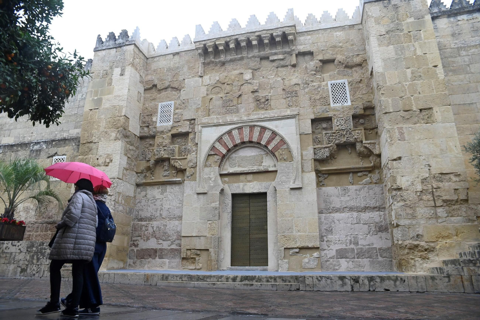 La recién restaurada puerta de San Sebastián de la Mezquita-Catedral, en imágenes
