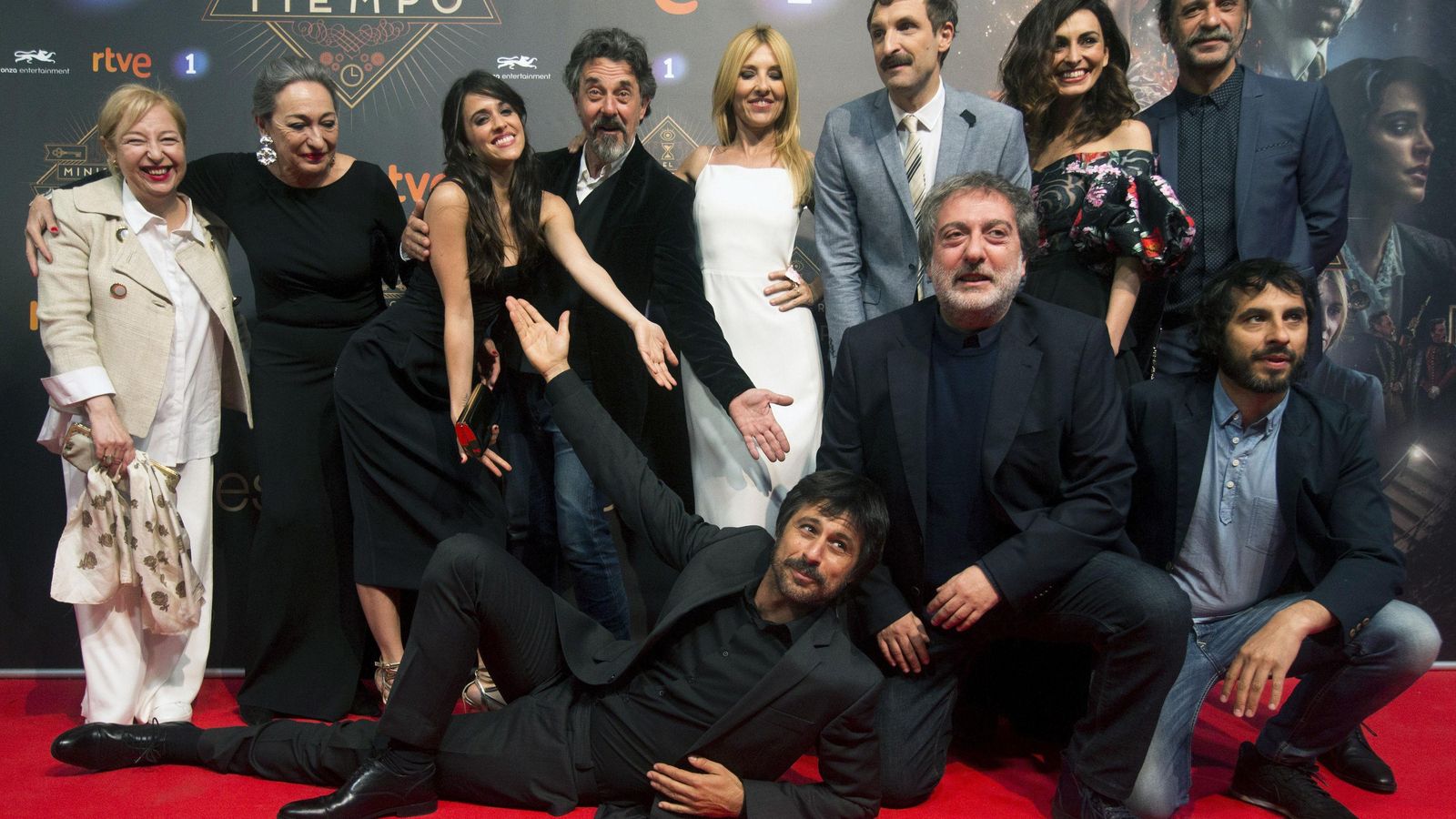 Los actores Francesca Piñón, Luisa Gavasa, Macarena García, Pere Ponce, Cayetana Guillén Cuervo, Julián Villagrán , Susana Córdoba, Nacho Fresneda Hugo Silva , el creador Javier Olivares y el director Marc Vigil posan durante el preestreno de la tercera temporada de serie