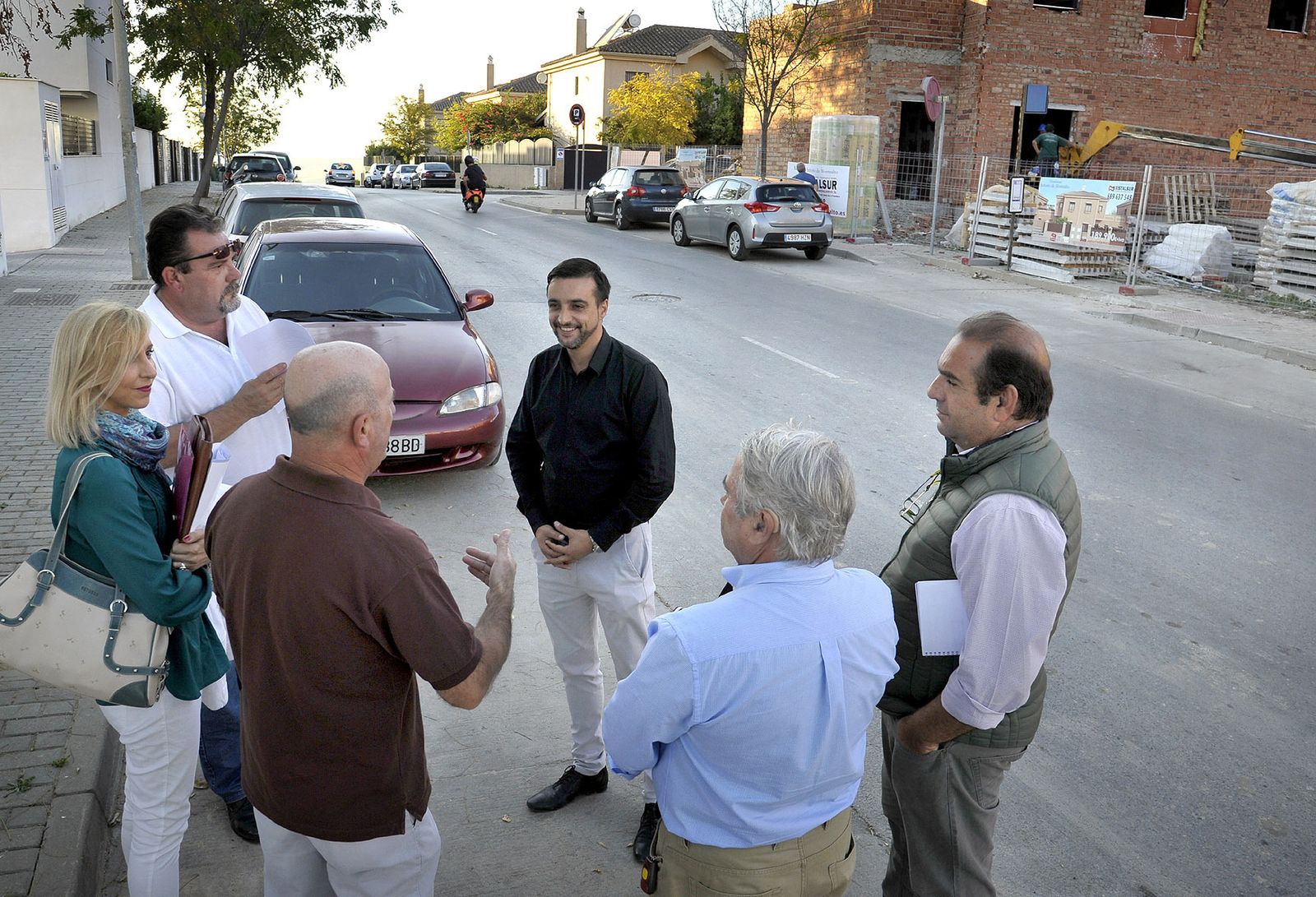 El teniente de alcaldesa José Antonio Díaz recibe peticiones de vecinos de la zona.