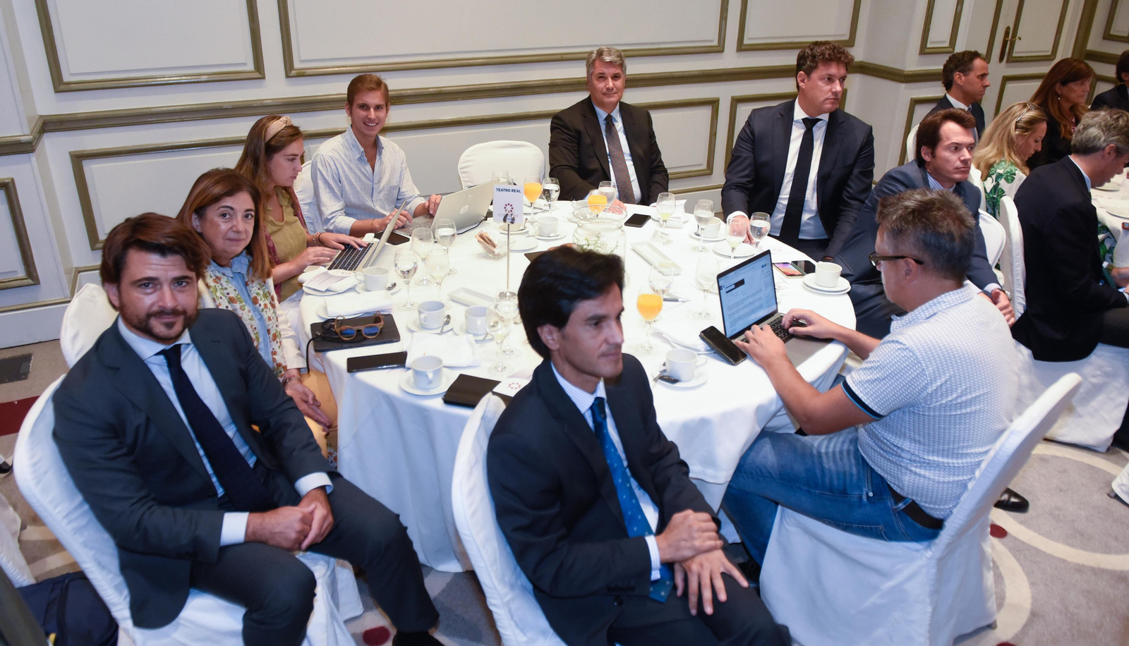 Los invitados al Foro Joly con Juanma Moreno en Madrid, en imágenes