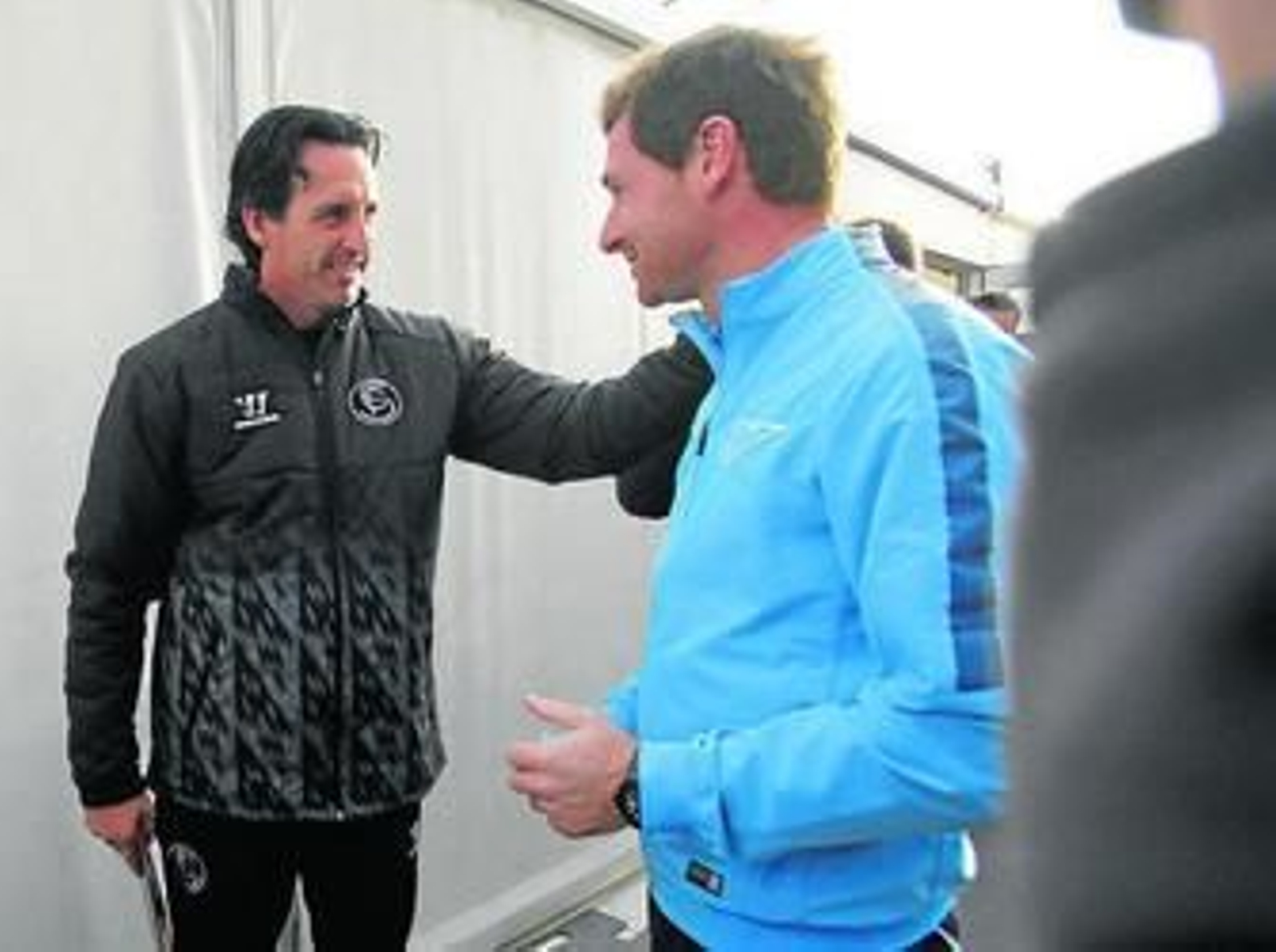 Unai Emery y Villas-Boas charlan cerca de la sala de prensa.