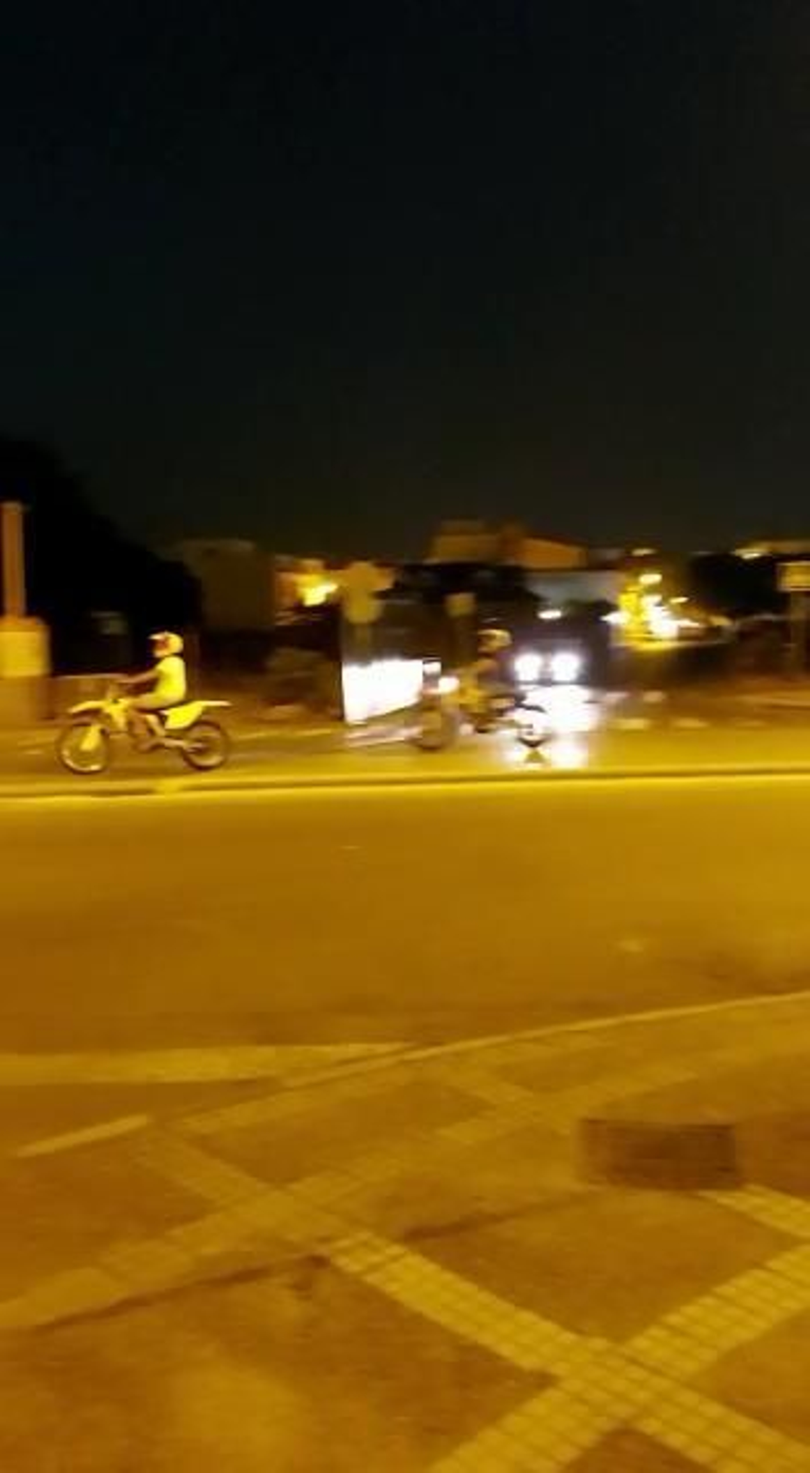 Carreras ilegales de motos en la zona sur
