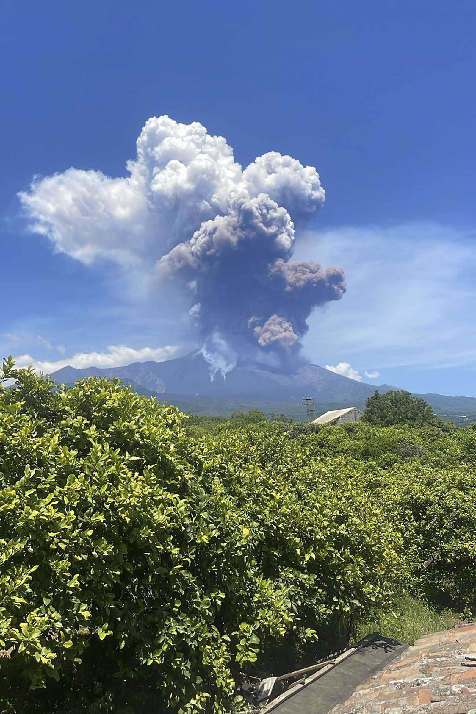 El Etna vuelve a entrar en erupción.
