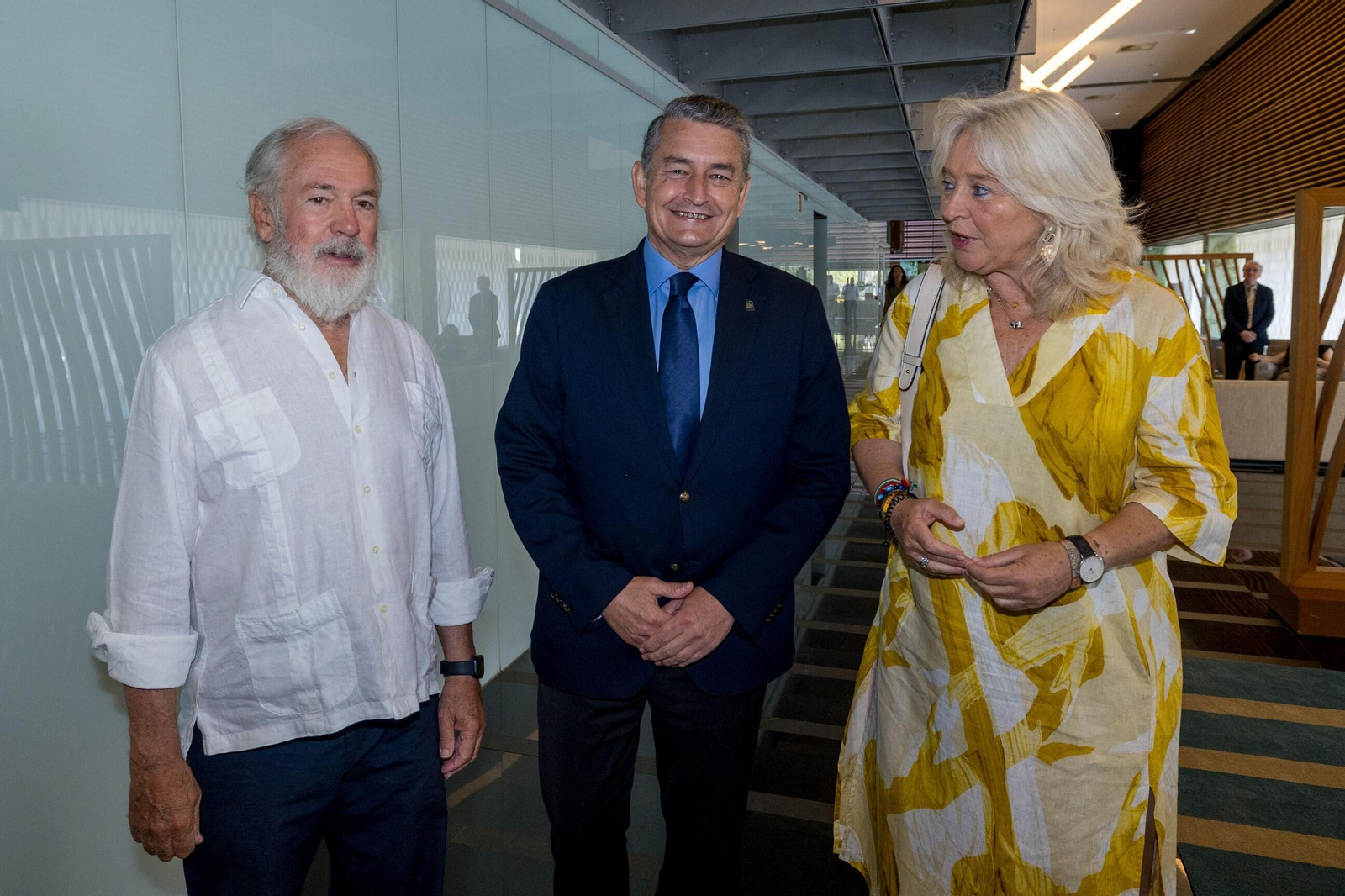 El consejero de Presidencia, Antonio Sanz (en el centro), flanqueado por Miguel Arias y Mercedes Colombo.