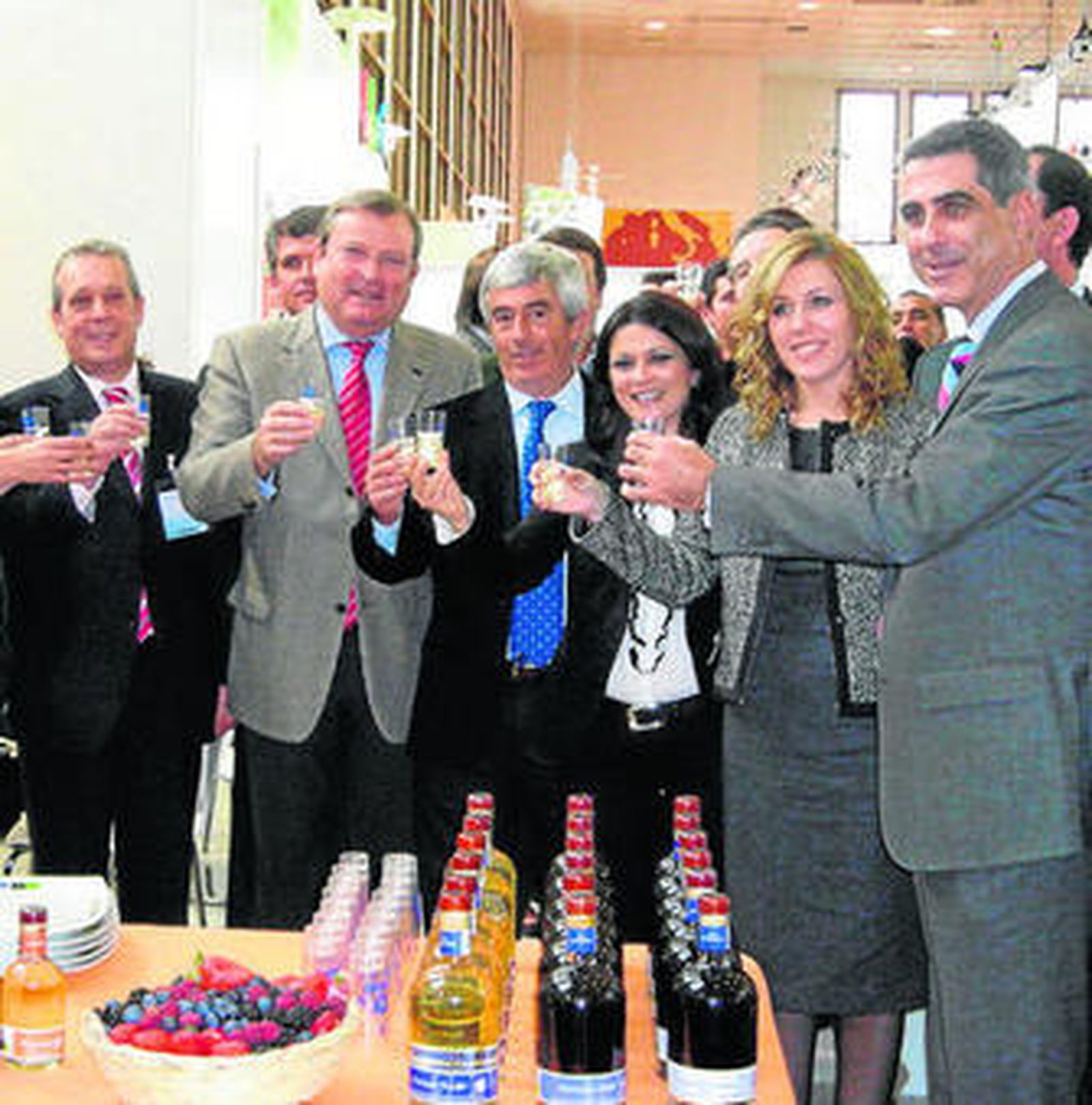Martínez (derecha) en Fruitlogistic, con la delegación onubense.