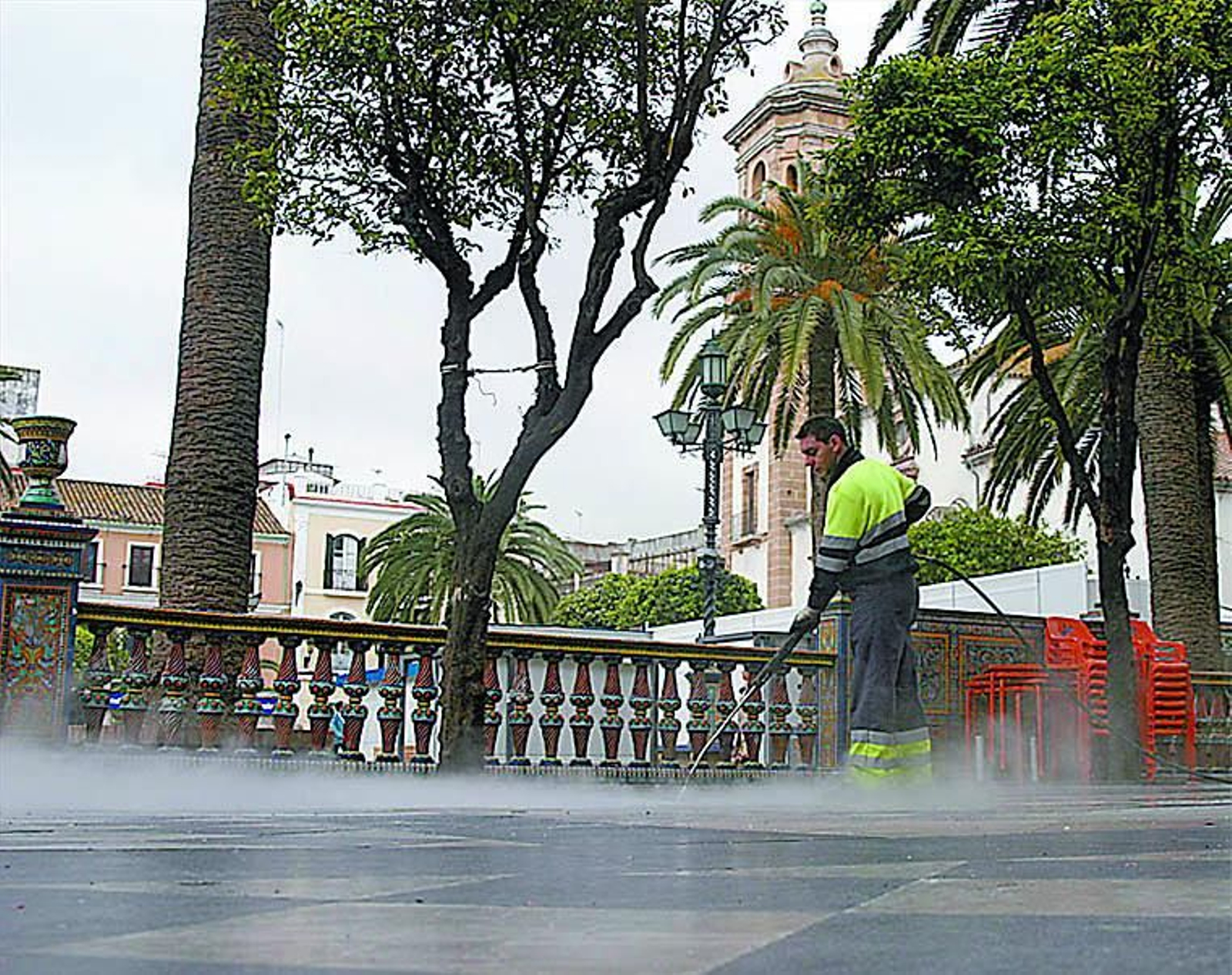 Trabajador de Algesa en la Plaza Alta de Algeciras