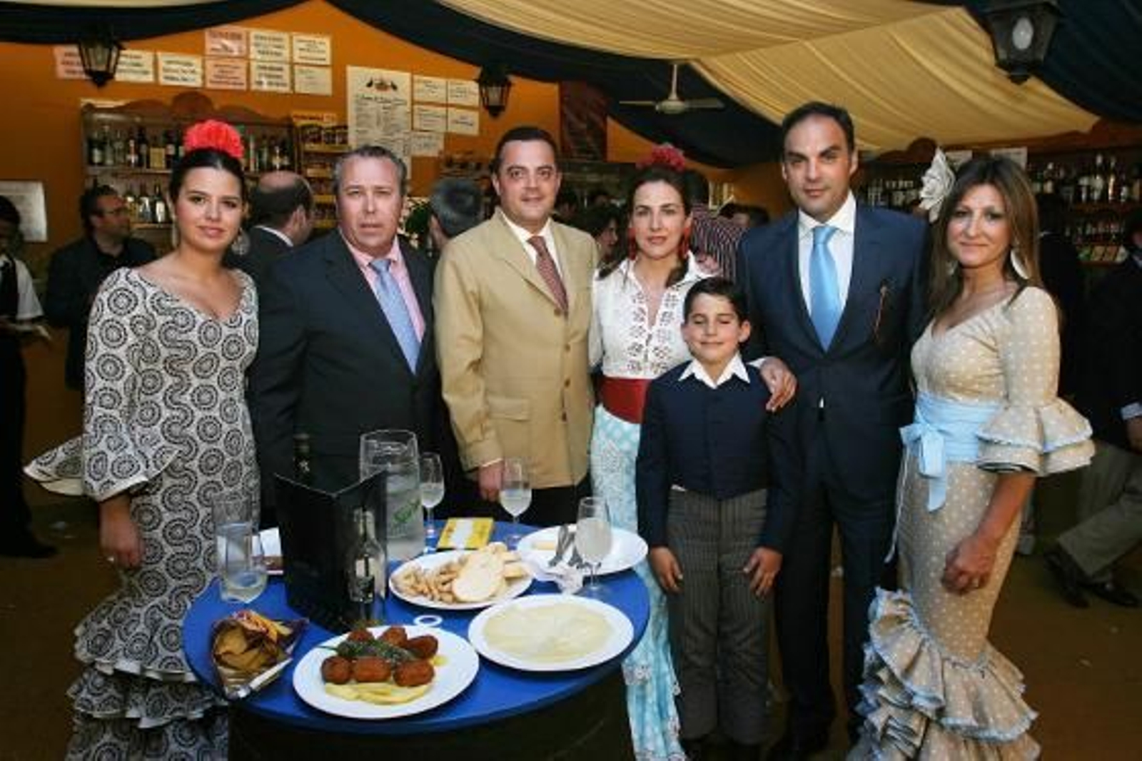 Marisa López, comercial del Diario, junto al director comercial, Benjamín Sánchez, Marcos Camas, gerente de Cadimar Brisauto, su esposa Mercedes y Curro, su hijo, Fráncisco Gómez, director territorial del Banco Santander y su esposa, Nuria Velázquez.

Foto: Vanesa Lobo