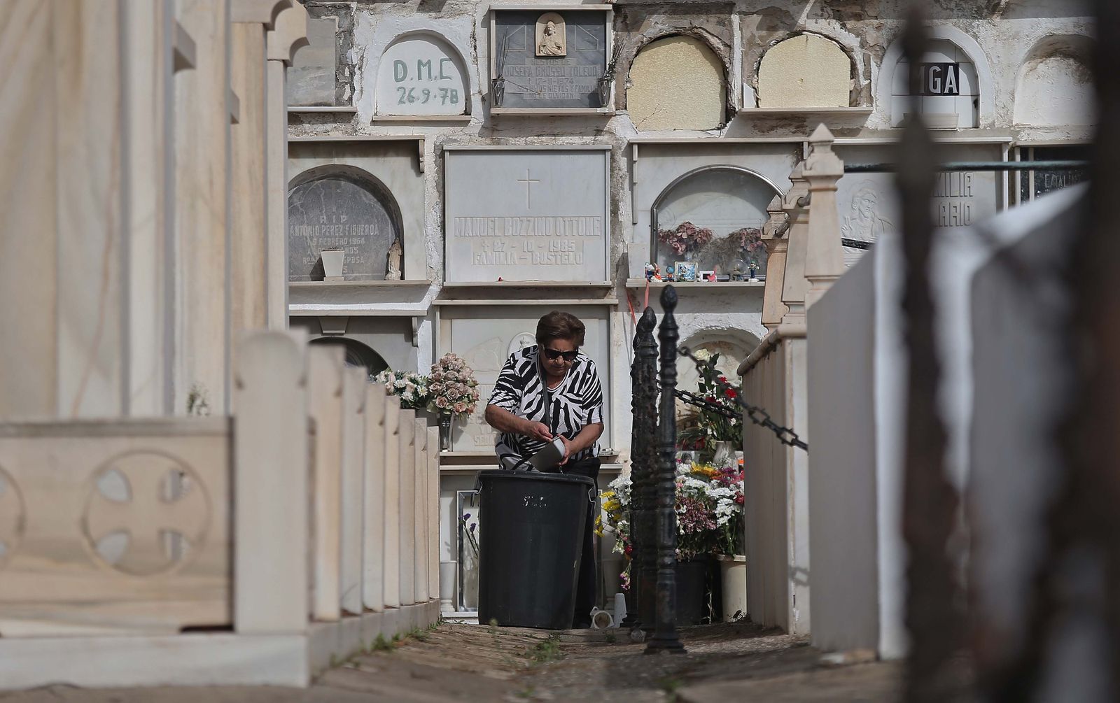 Fotos de los preparativos para los Tosantos en el cementerio de Algeciras
