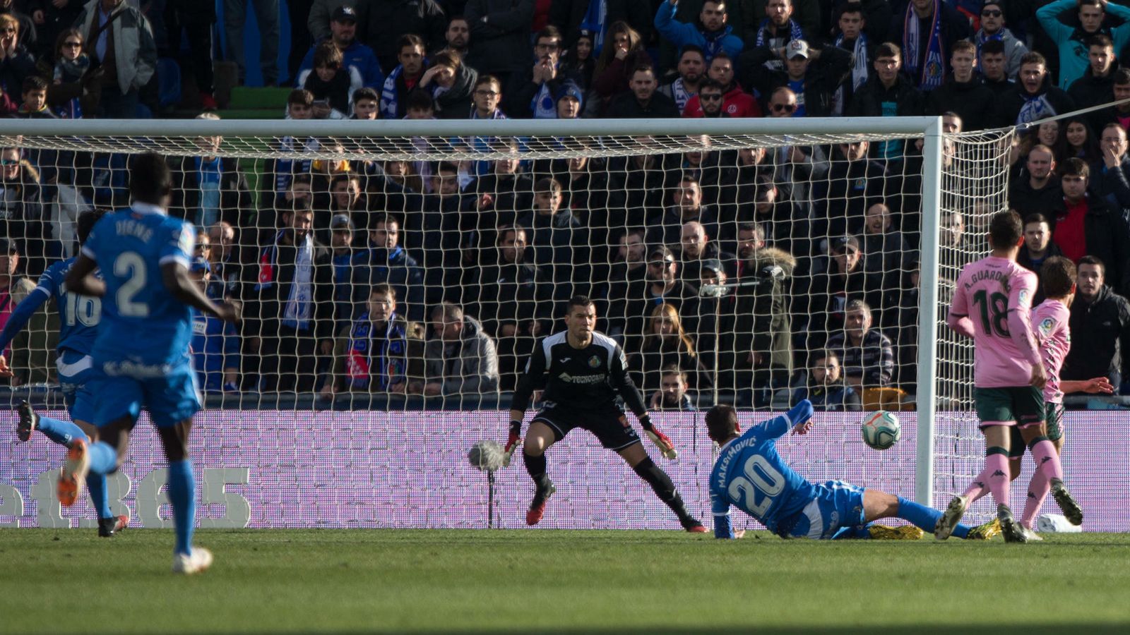 Canales remata con la diestra ante David Soria.