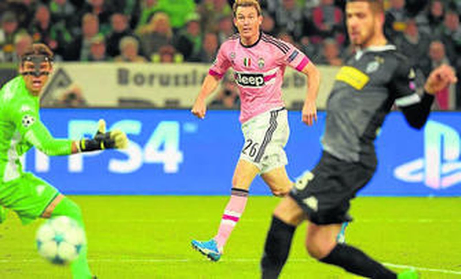 Lichtsteiner anota para la Juventus el empate a un gol.