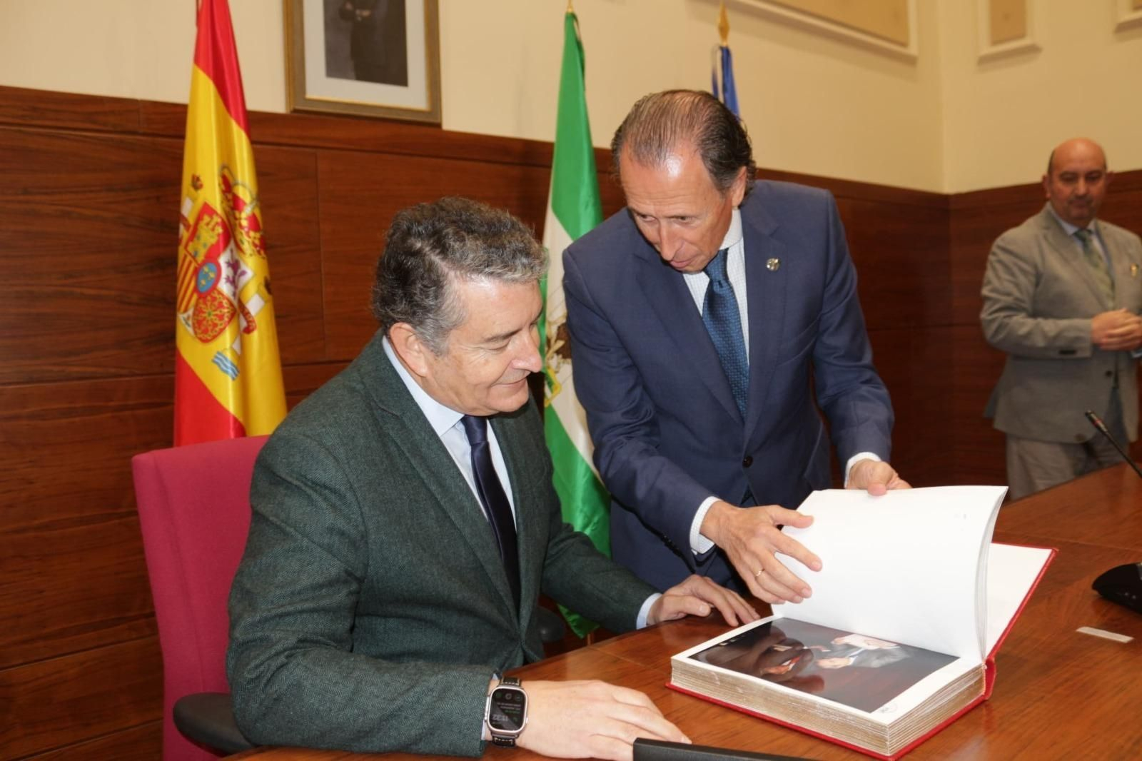 Antonio Sanz firma en el Libro de Oro del municipio.