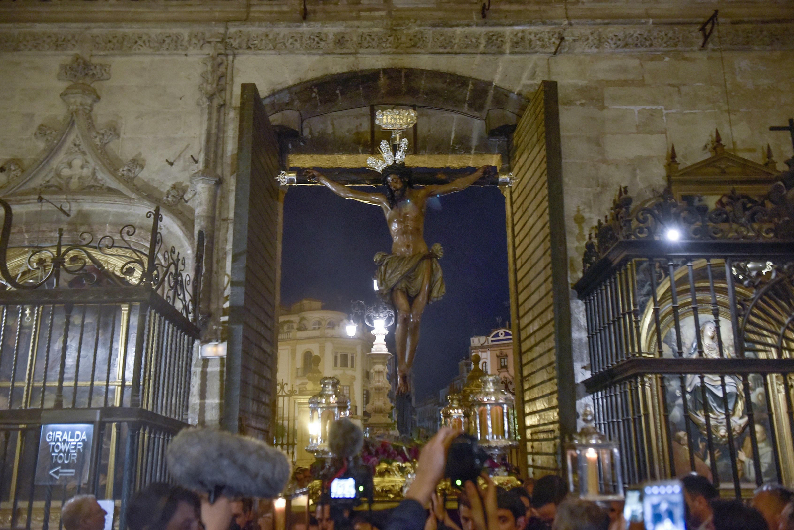 Las imágenes del Vía Crucis de las Cofradías de Sevilla con el Cristo de la Conversión de Montserrat