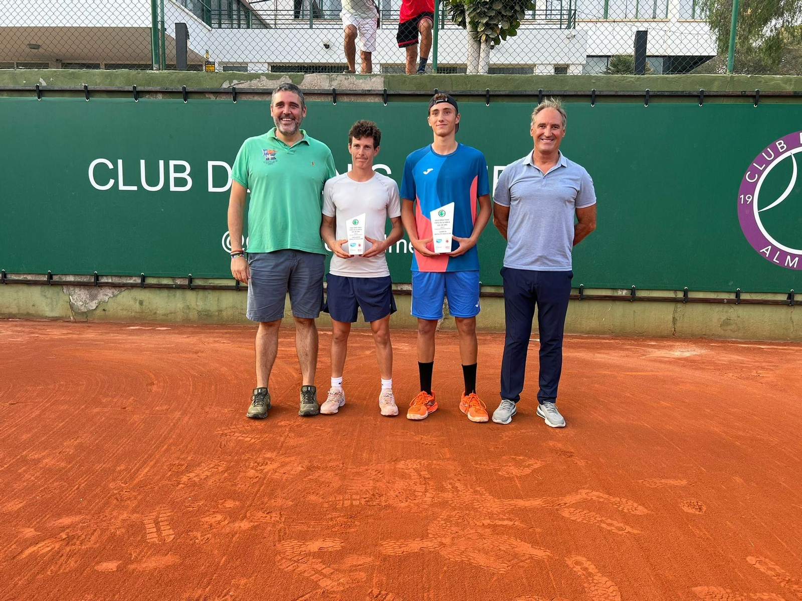 Los finalistas de la competición en categoría masculina posan con sus respectivos premios al término del torneo.