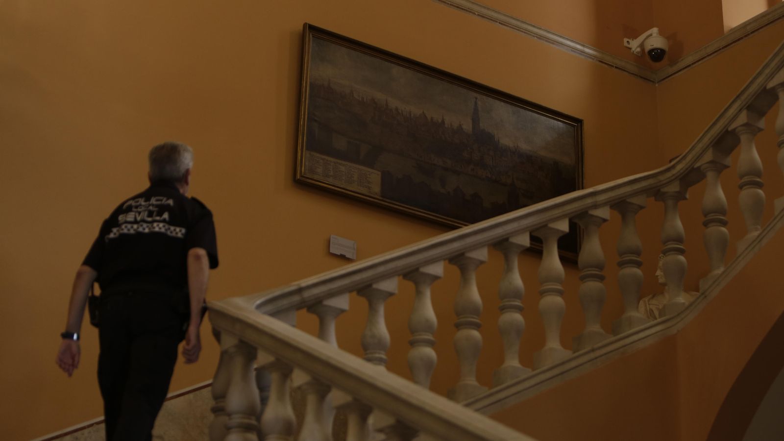 Una cámara vigila la escalera principal del Ayuntamiento.
