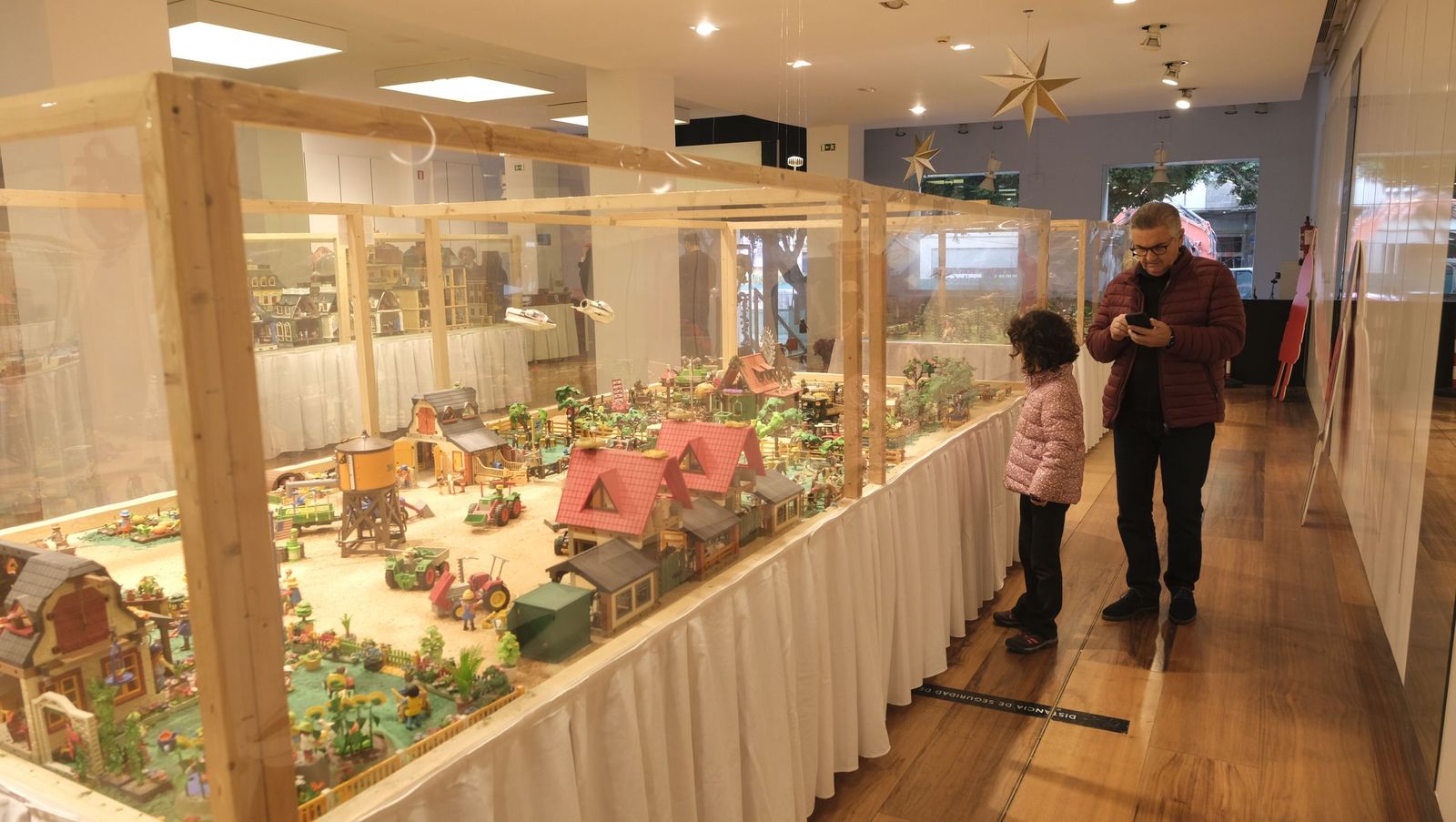 Exposición de Clicks de Playmobil contra el cáncer infantil, en fotos