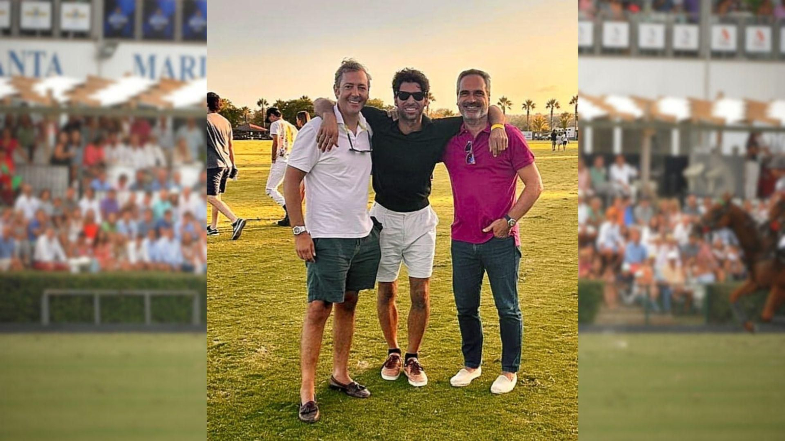 Cayetano Rivera, con dos amigos en el Santa María Polo Club de Sotogrande.