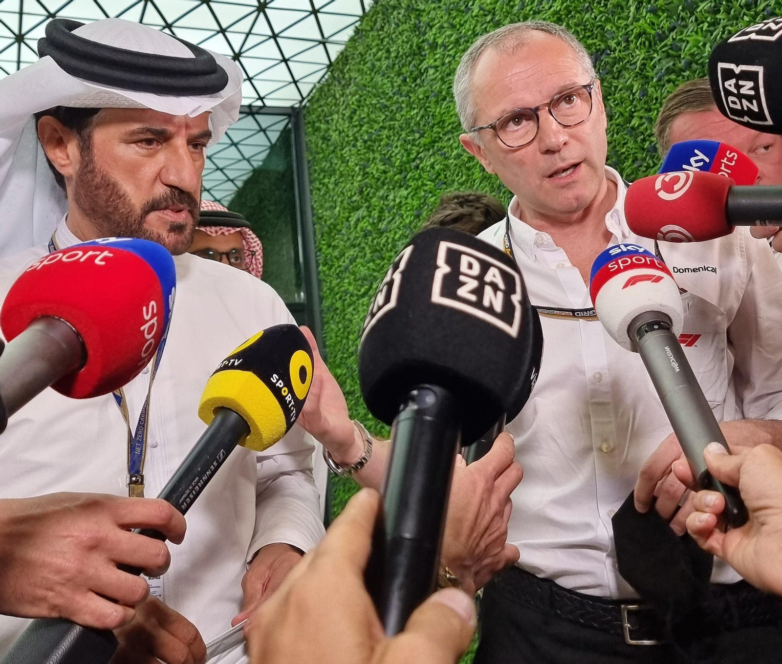 Stefano Domenicali atiende a los medios tras la reunión con los pilotos y equipos. Stefano Domenicali atiende a los medios tras la reunión con los pilotos y equipos.
