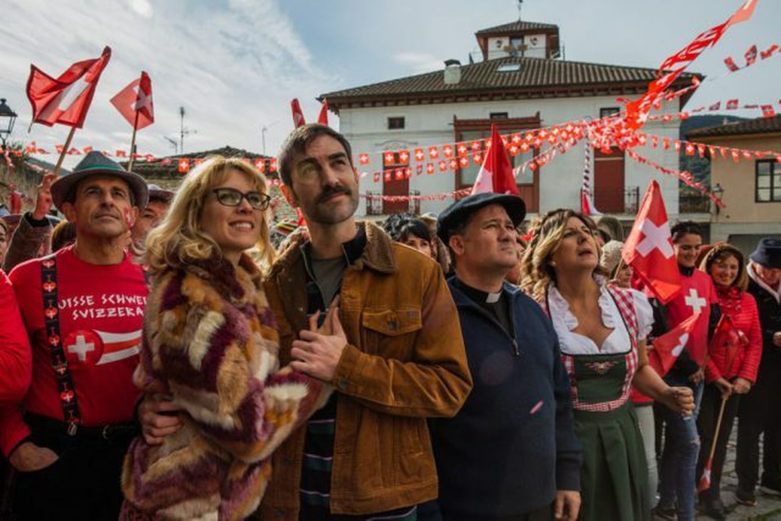 Maggie Civantos y Jon Plazola en una imagen de 'La pequeña Suiza'.