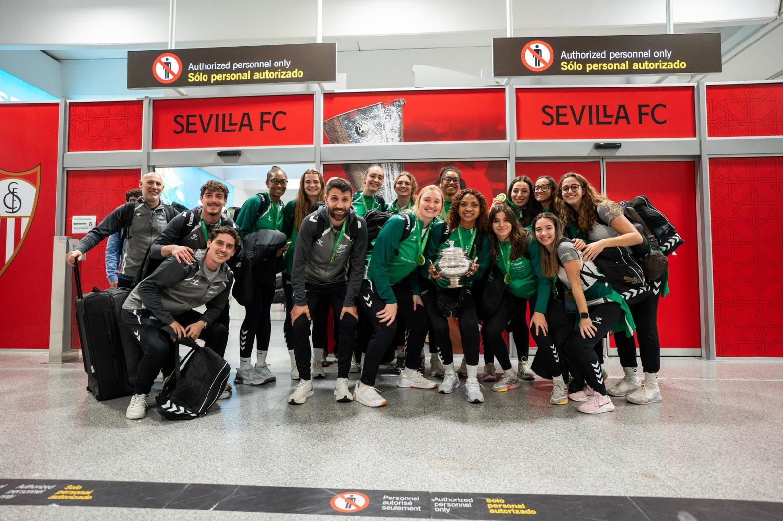 Las jugadoras del Fundación Cajasol Andalucía posan nada más aterrizar en Sevilla.