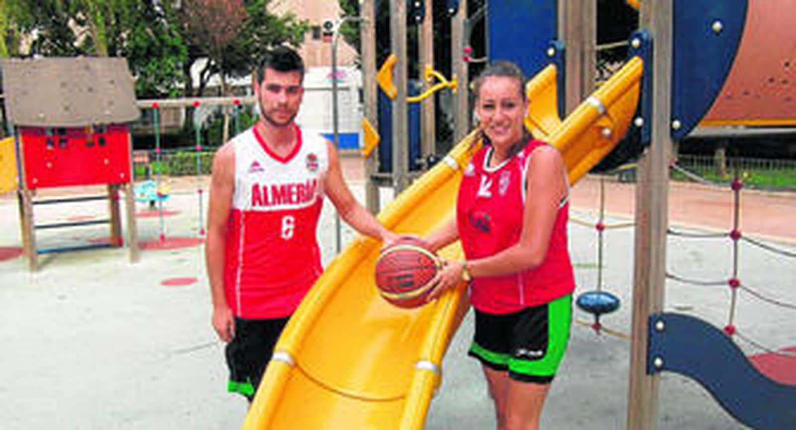Álvaro y María Fernández posan con las camisolas del Almería Basket y del CB Almería en un parque de la capital almeriense.