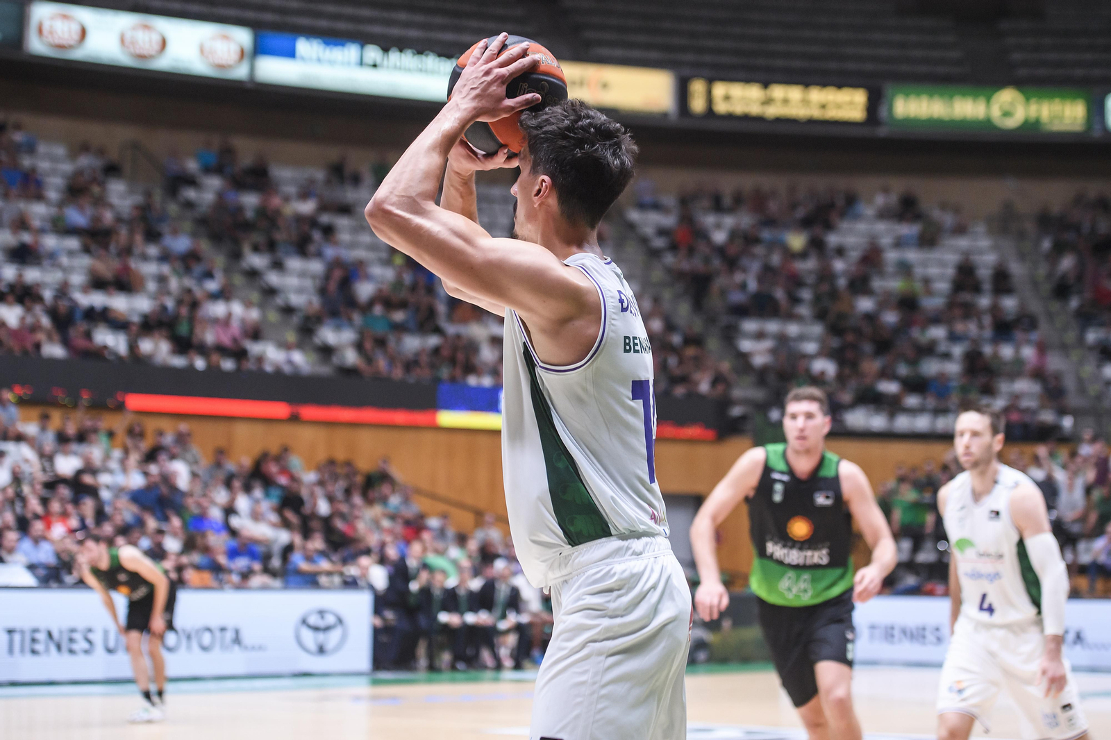 Djedovic, a punto de lanzar a canasta.