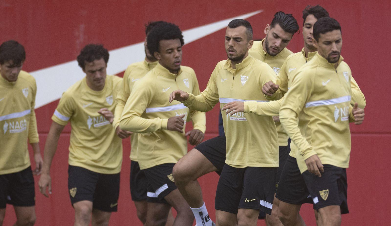 Varios titulares, en un momento del entrenamiento de ayer.