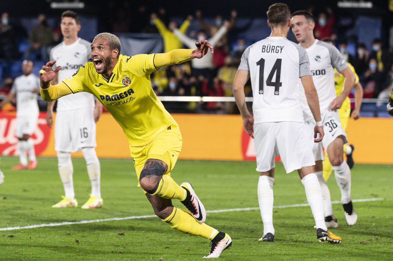 Capoue, rebosante de alegría tras anotar el 1-0 ante el Young Boys.